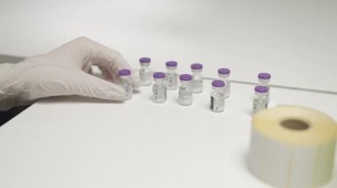 Eldivenli Doktor Kapalı Aşıyı Tutuyor