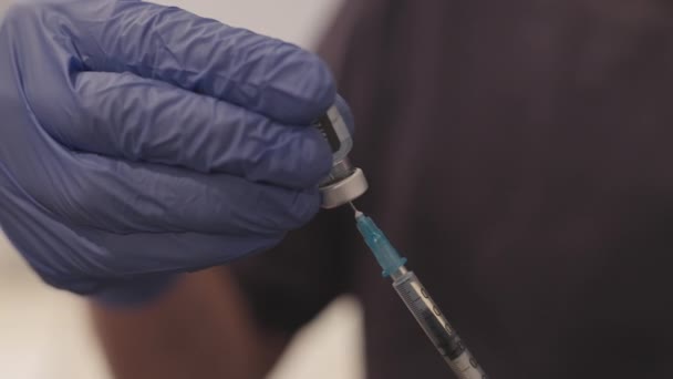 Доктор поместил шприц в ковидную вакцину — стоковое видео