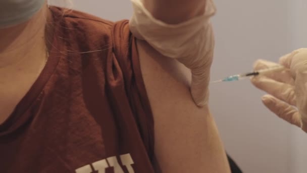 Patient bekommt Covid-Impfstoff gespritzt — Stockvideo