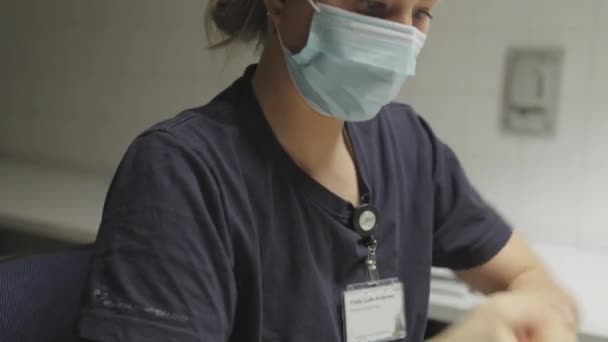 Arzt in blauer Gesichtsmaske reinigende Hände — Stockvideo