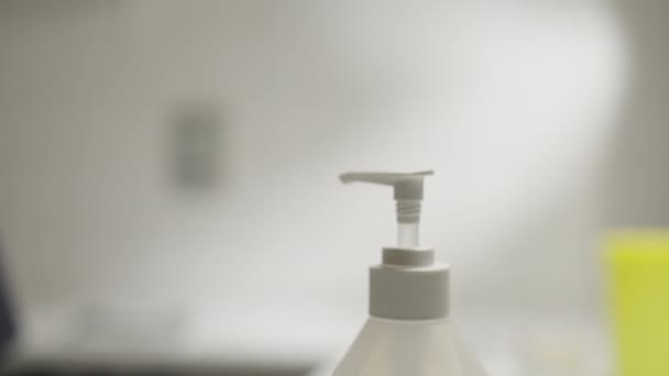 Doctor usando gel de mano para limpiar manos — Vídeo de stock