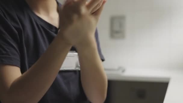 Arzt putzt gründlich die Hände — Stockvideo