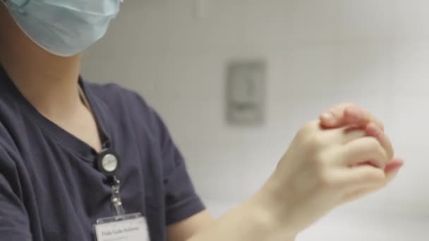 Доктор в тщательно очищающих руках — стоковое видео