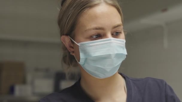 Doctor en Guantes Sostiene Vacuna Covid — Vídeos de Stock