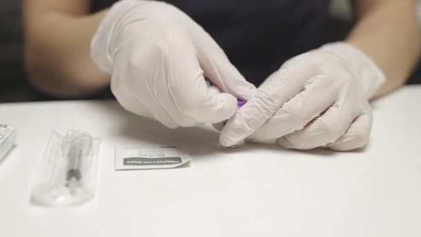 Doutor removendo a tampa da vacina Covid — Vídeo de Stock