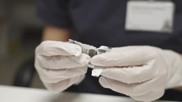 Врач в очистке крышки от ковидной бутылки вакцины — стоковое видео