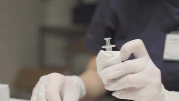Lékař v chirurgických rukavicích Příprava stříkačky — Stock video