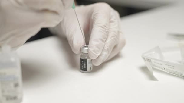 Доктор использует шприц в ковидной вакцине — стоковое видео