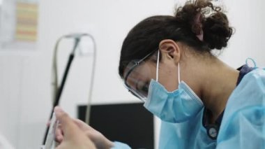 Doktor Ventilatöre Sıvı Enjekte Ediyor