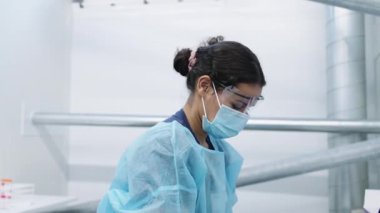Maskeli Doktor Eldiven Giyiyor