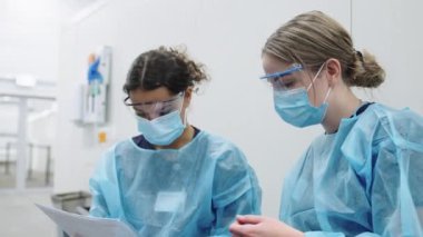 Maskeli Doktorlar Evrakları Kontrol Ediyor