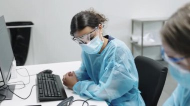 Bilgisayarlar üzerinde birlikte çalışan doktorlar.