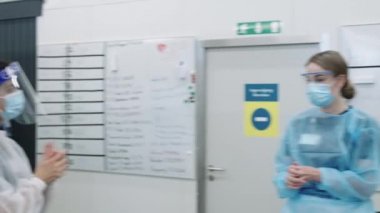 Doktorlar ve hemşireler ellerini yıkıyor.