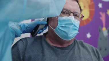 Mavi Önlüklü Doktor Otoskop Kullanıyor