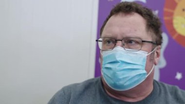 Mavi yüzlü hasta doktorla konuşuyor.