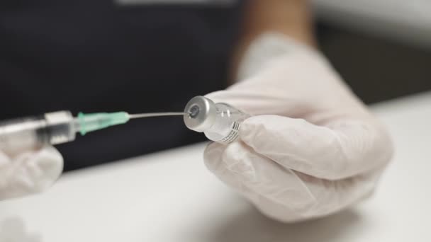 Доктор со шприцем и ковидной вакциной — стоковое видео