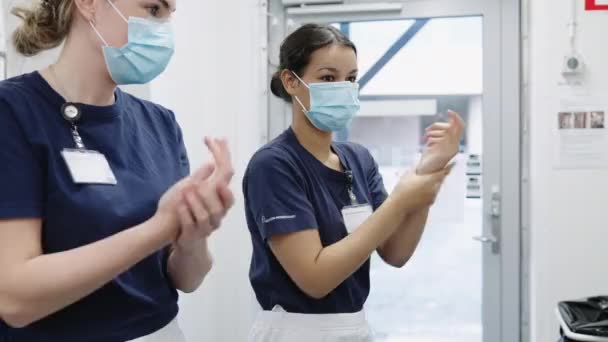 Junge Ärztinnen mit Gesichtsmasken — Stockvideo