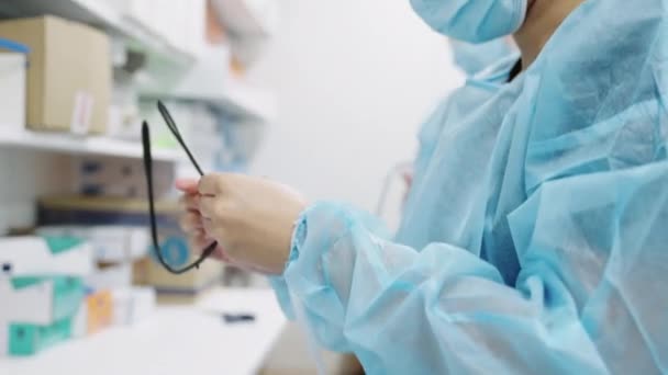 Ärztin schrubbt sich mit Schutzbrille — Stockvideo