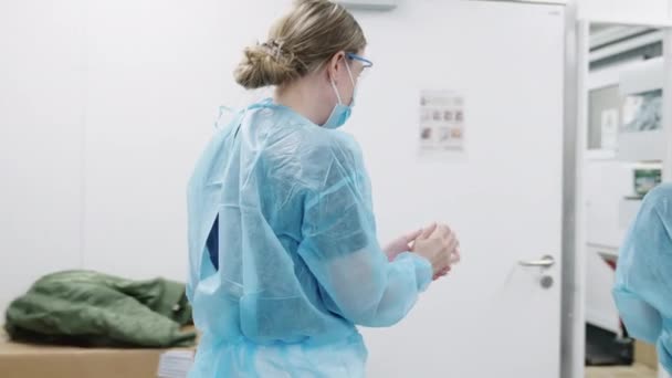Женщины-врачи в синих скрабах и масках — стоковое видео