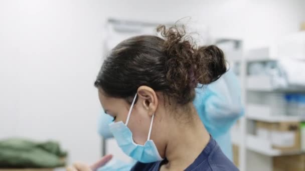 Artsen in het gezicht maskers voorbereiding op het werk — Stockvideo