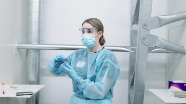 Молодая женщина-доктор в скрабах и маске — стоковое видео