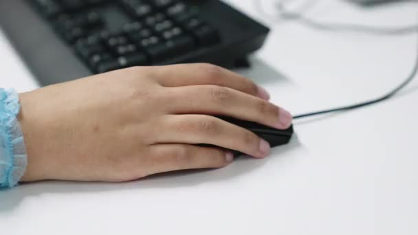 Die Hand des Arztes mit der Computermaus — Stockvideo
