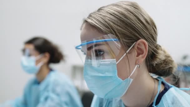 Jovens Médicas trabalhando juntas — Vídeo de Stock