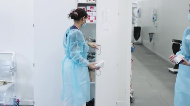 Doctors In Masks Collecting Equipment In Hospital — Stock Video