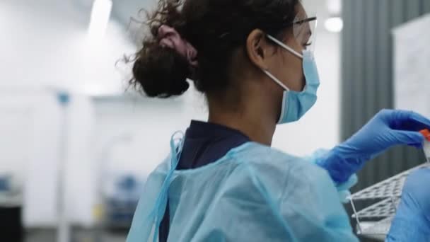 Arzt im Krankenhaus übergibt Covid-Reagenzgläser — Stockvideo