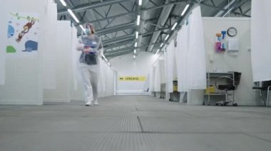 Hasta, maskeli doktorlar tarafından tedavi ediliyor.