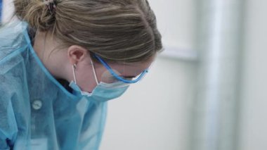Kadın Doktorlar Erkek Hastaya Danışmanlık Yapıyor