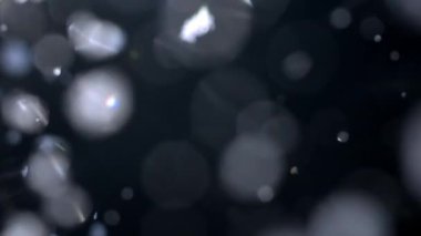 Geceleri kar taneleri düşüyor.