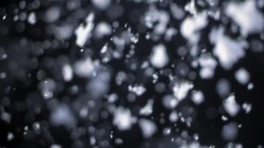 Geceleri kar taneleri düşüyor.