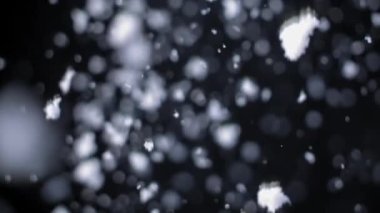 Geceleri kar taneleri düşüyor.