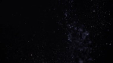 Bulanık kar taneleri gece düşüyor
