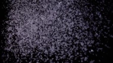 Geceleri kar taneleri düşüyor.