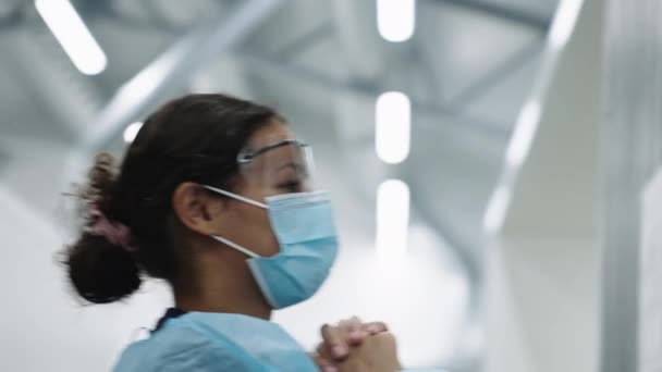 Médico en exfoliantes azules y gestos mascarilla — Vídeo de stock