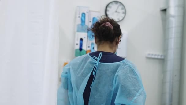 Arzt in Gesichtsmaske Beratung mit Patient — Stockvideo
