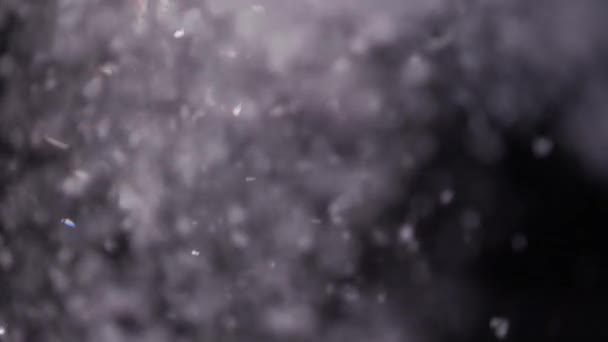 Fulgi de zăpadă care cad strălucind noaptea — Videoclip de stoc