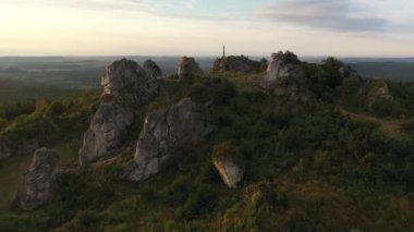 Günbatımında Rocky Hilltop üzerinde İHA uçuşu