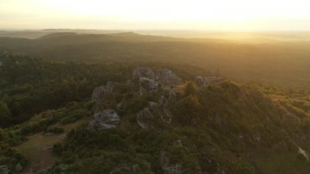 Drone Volo sopra Rocky Hilltop al tramonto — Video Stock