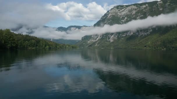 Vuelo de drones sobre el lago Bled — Vídeo de stock