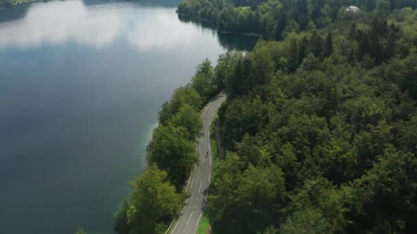 Let dronem přes silnici a jezero krvácel — Stock video