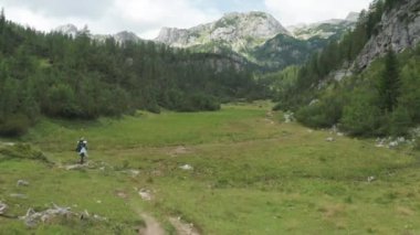 İnsansız hava aracı Yeşil Vadide Yürüyüş yapıyor.