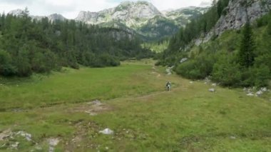 İnsansız hava aracı Yeşil Vadide Yürüyüş yapıyor.