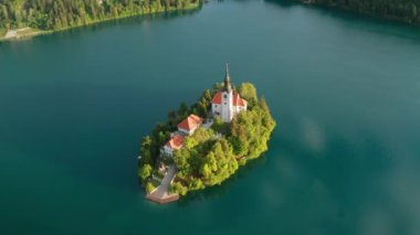 Göl üzerindeki İHA uçuşu