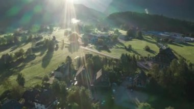 Parlayan Güneş 'e doğru yükselen İHA Uçuşu