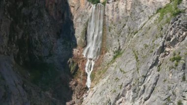 İnsansız Hava Aracı Şelaleyle Dağdan Yükseliyor