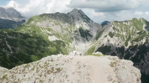 Vuelo de drones sobre el borde de la montaña al valle — Vídeos de Stock