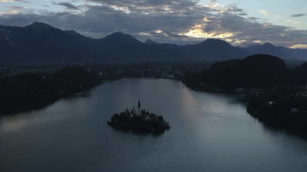 Політ дронів через озеро Блад і острів — стокове відео